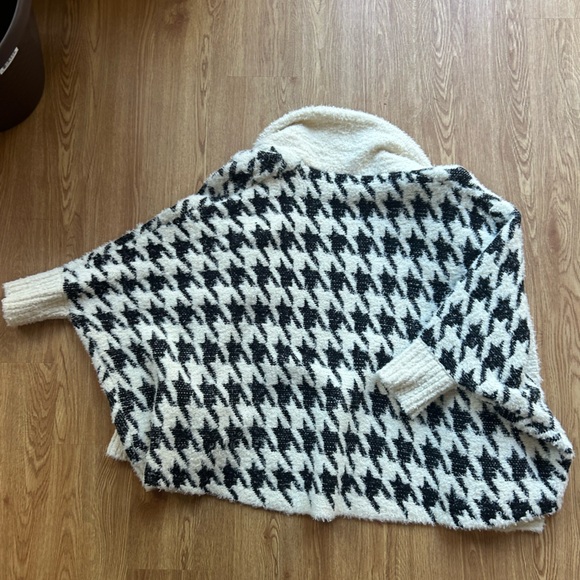 Maeve Houndstooth Oped Front Cardigan One Size - Picture 2 of 5